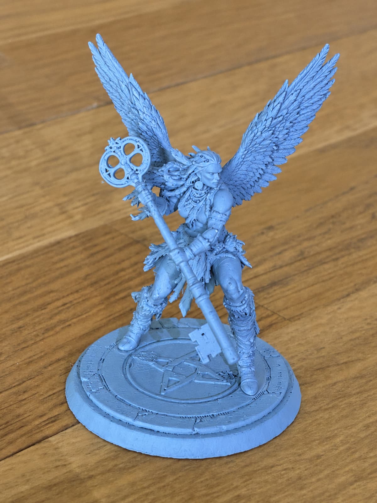 Figurine « Gardienne ailée » imprimée en résine chez Alter Hero