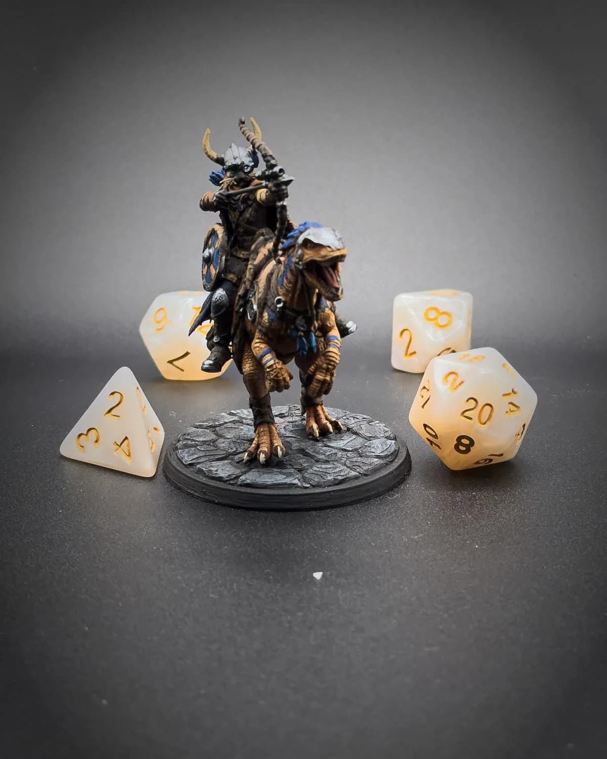Figurine peinte d’un cavalier sur sa monture, entourée de dés