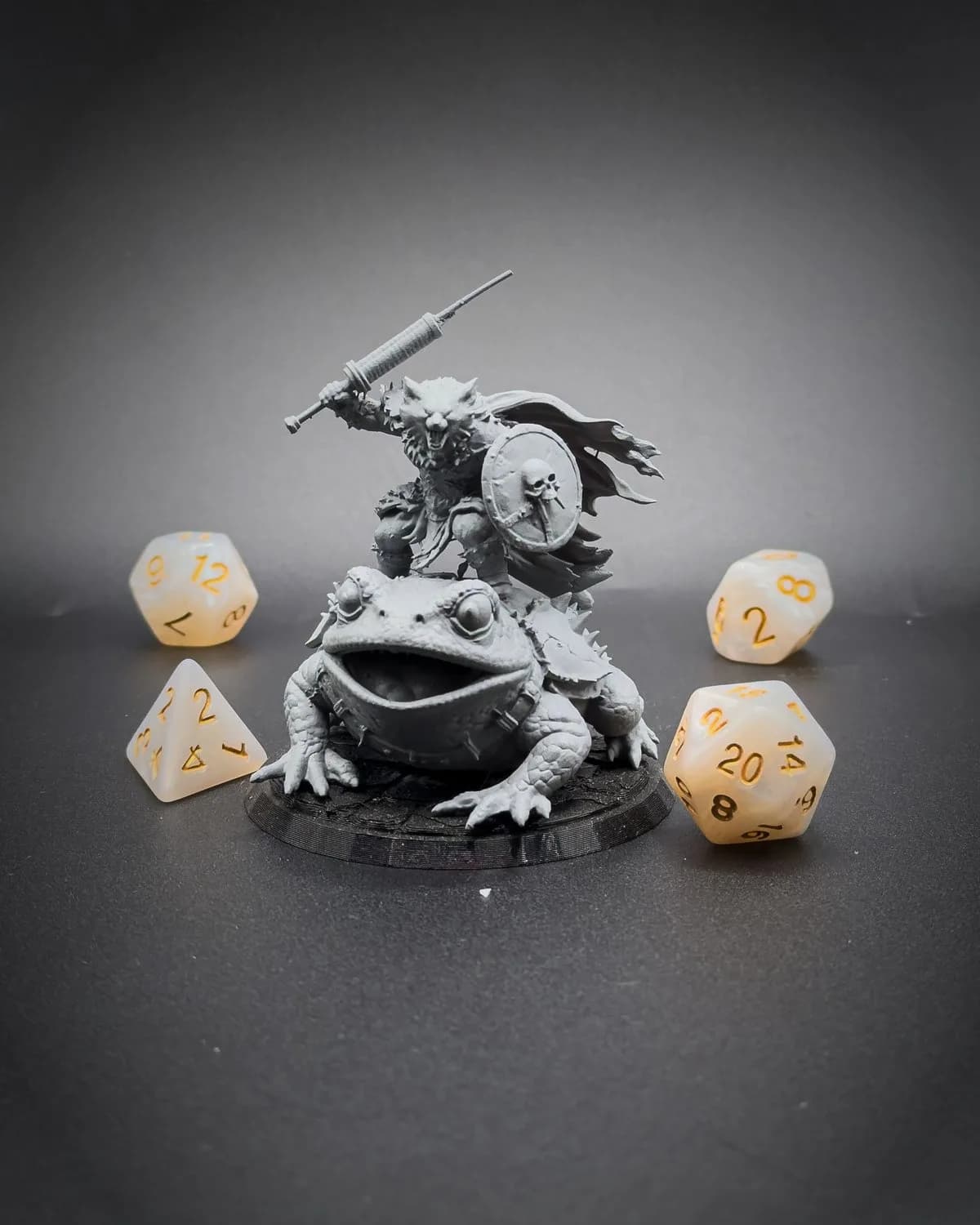 Figurine brute en résine grise d’un guerrier chevauchant un crapaud géant