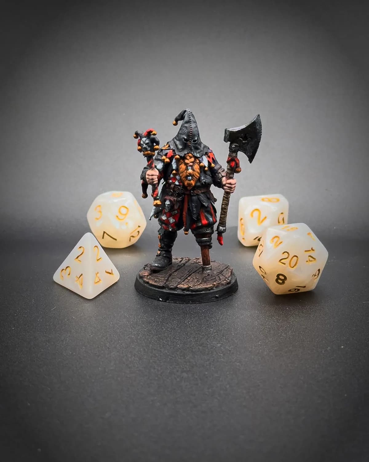 Figurine peinte d’un guerrier en armure rouge, hache à la main