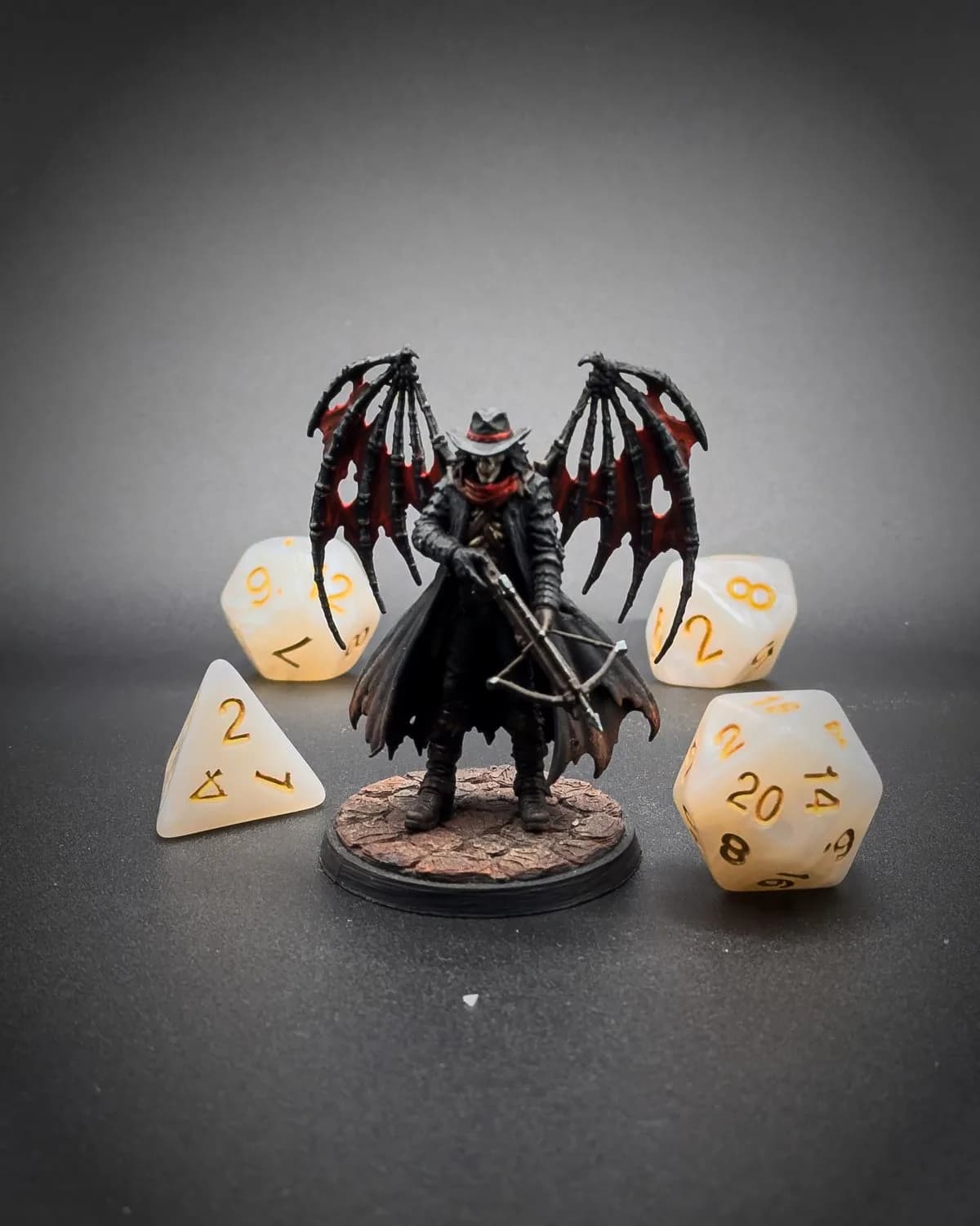 Figurine peinte d’un vampire aux ailes de chauve-souris